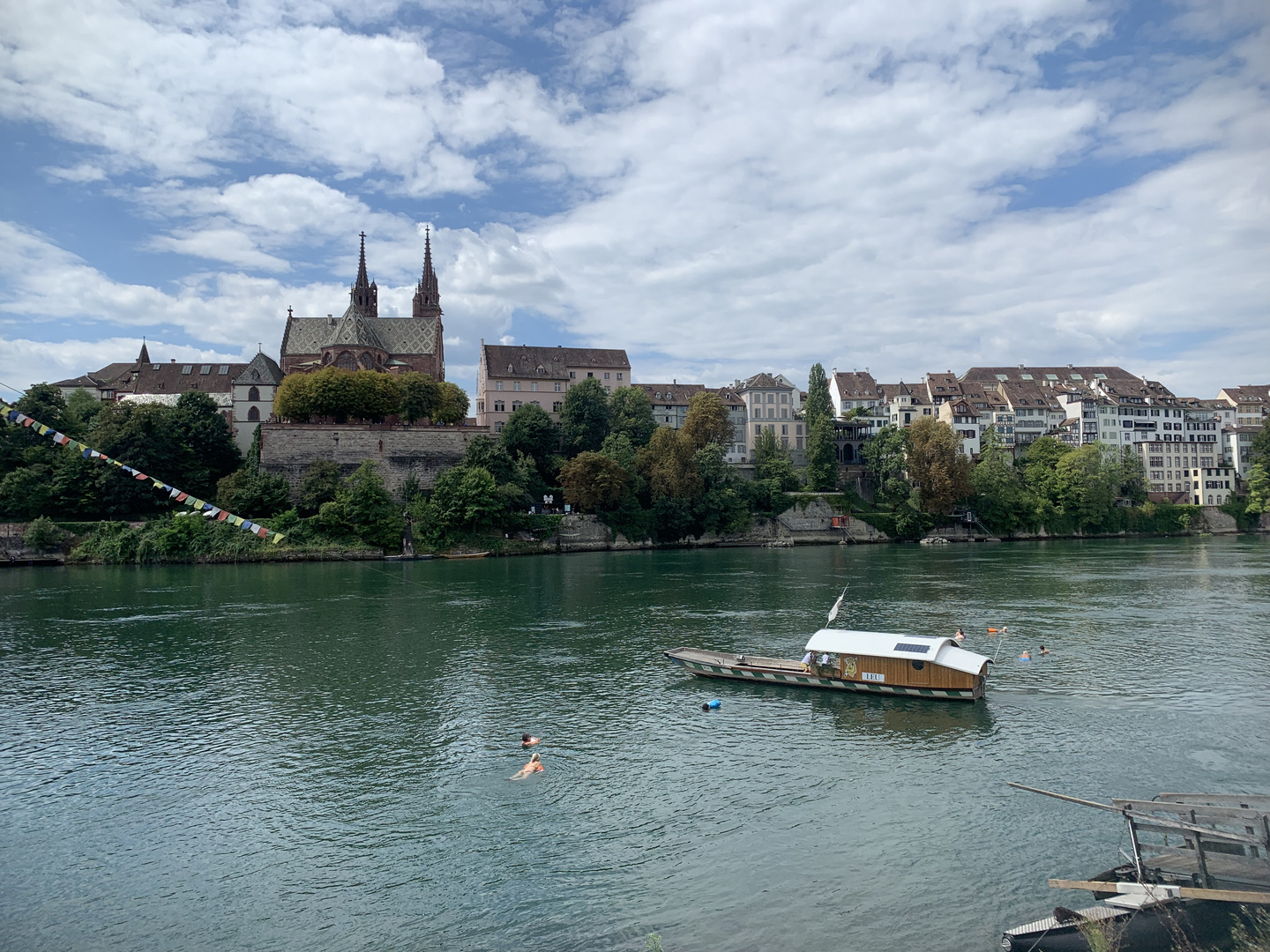 Rhein mit Blick auf Basler Münster und Münster-Fähre