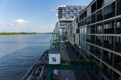 Rhein mit Promenade am Rheinauhafen