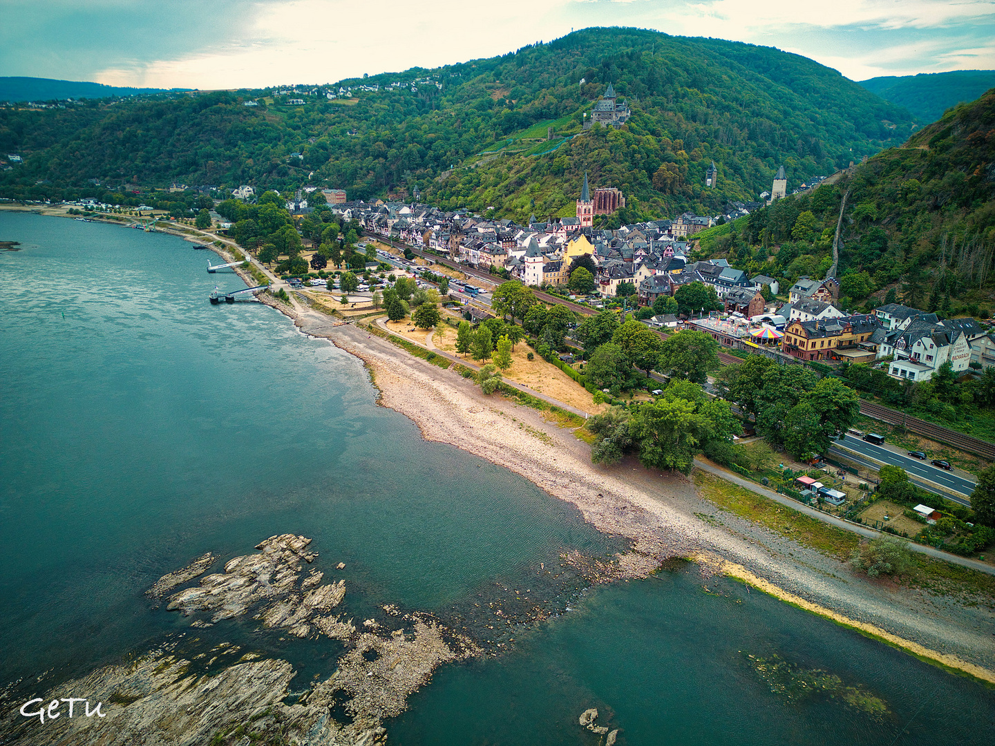 Rhein mit Steinen