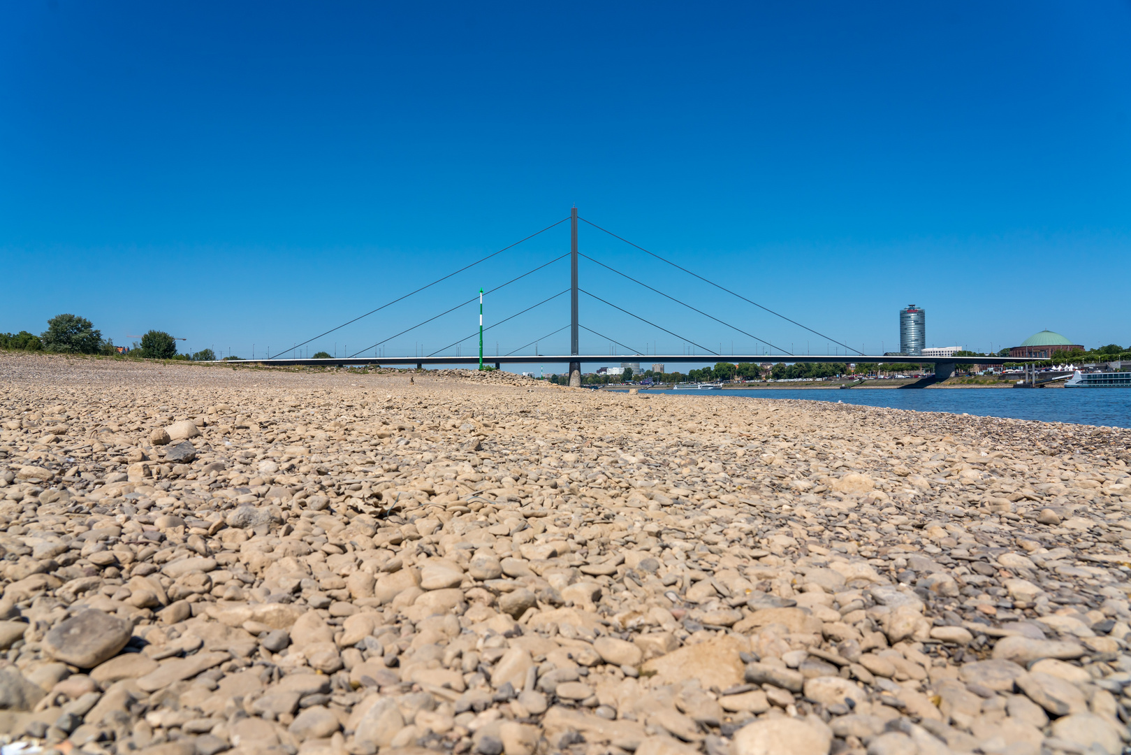 Rhein niedrig Wasser 05