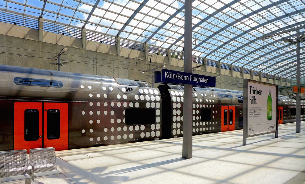 Rhein-Ruhr-Express (RRX) im Bahnhof Köln/Bonn Flughafen