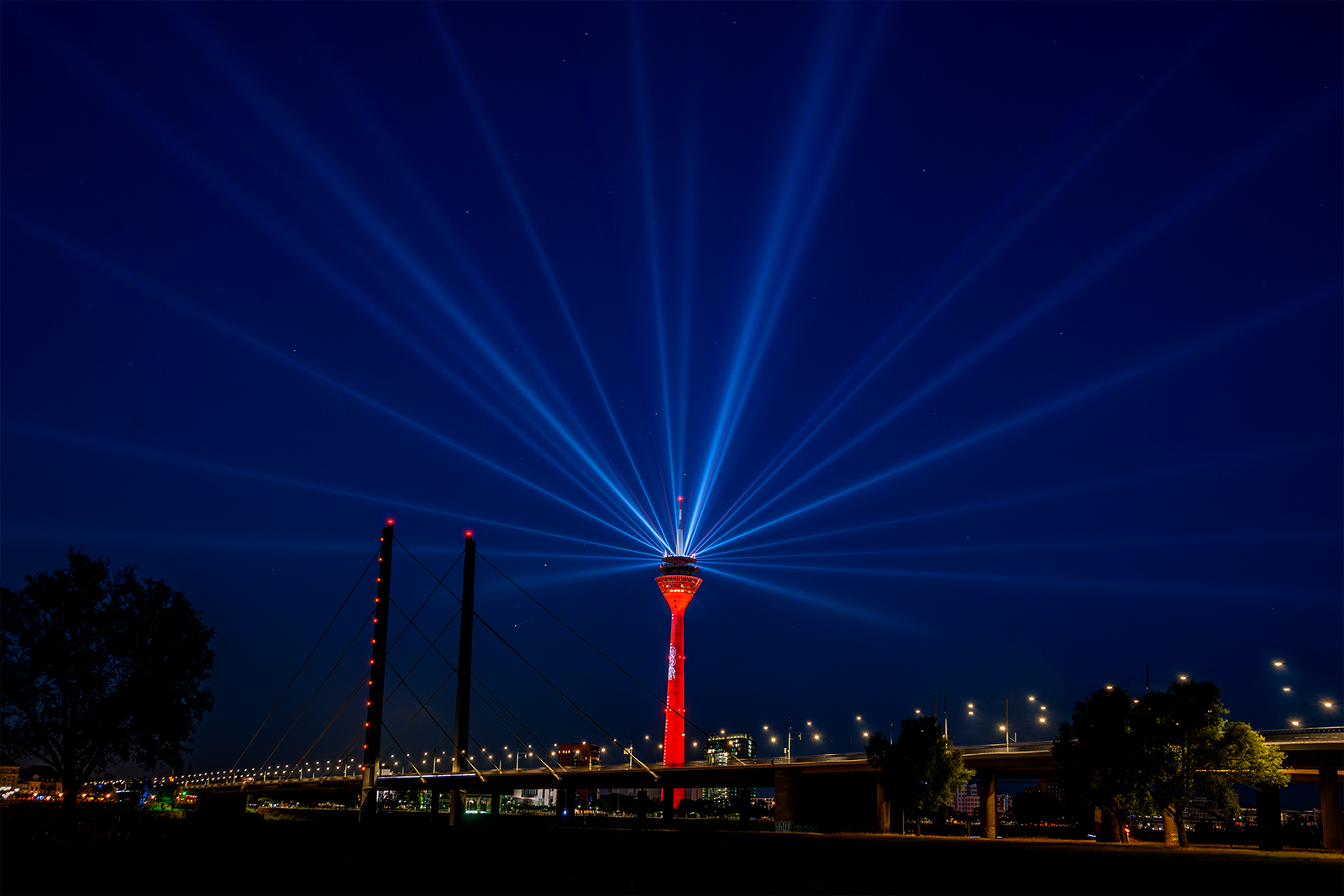 Rhein Turm Düsseldorf 