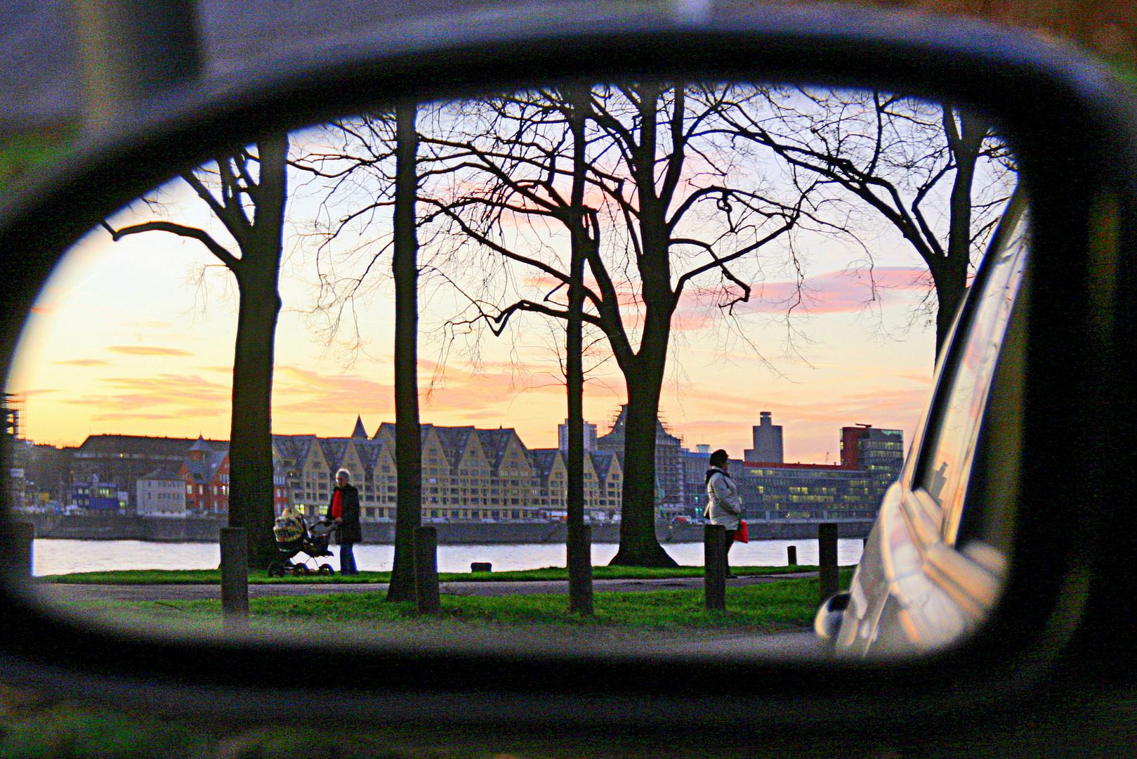 Rhein und "Siebengebirge" rückgespiegelt.....