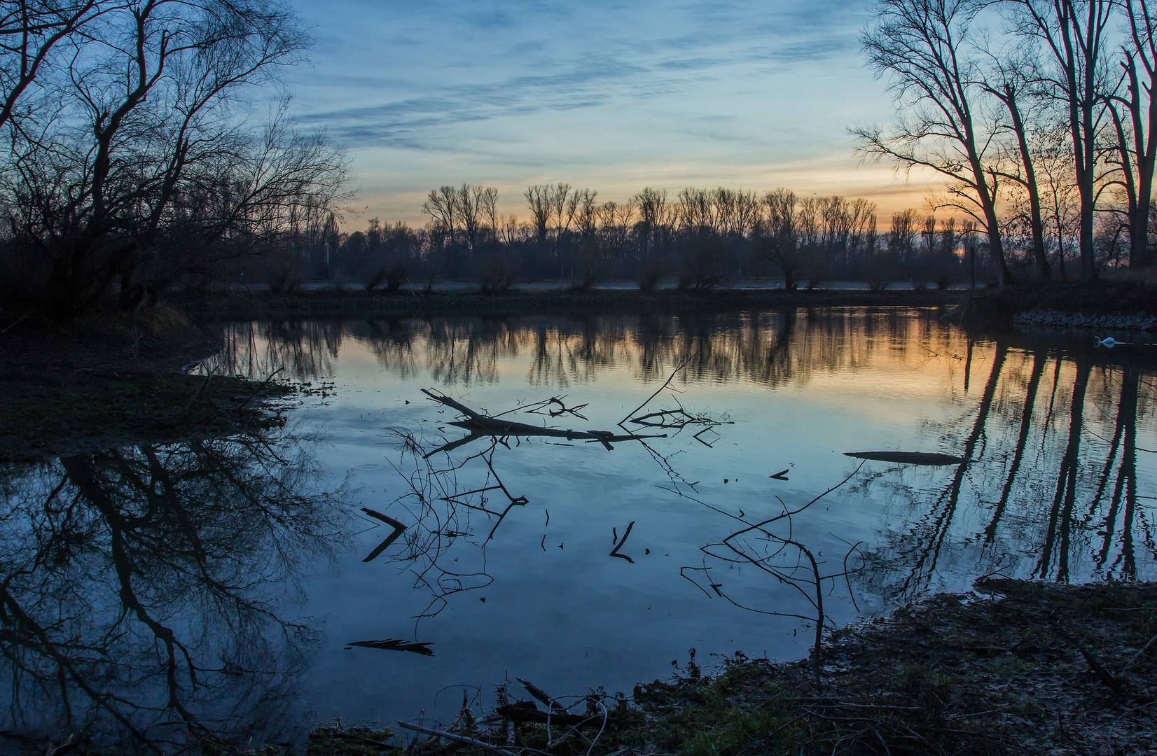 Rheinauensonnenuntergangsspiegelbild