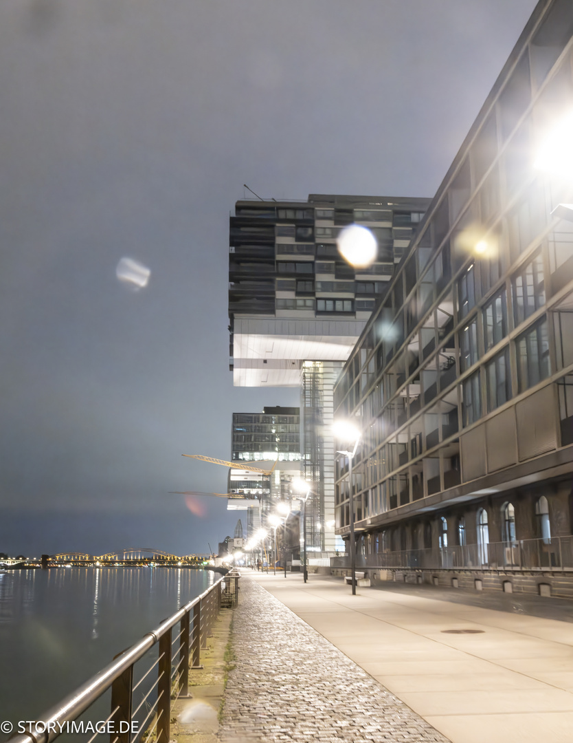 Rheinauhafen im Regen / Cologne Rheinauhafen at Night and Rhein