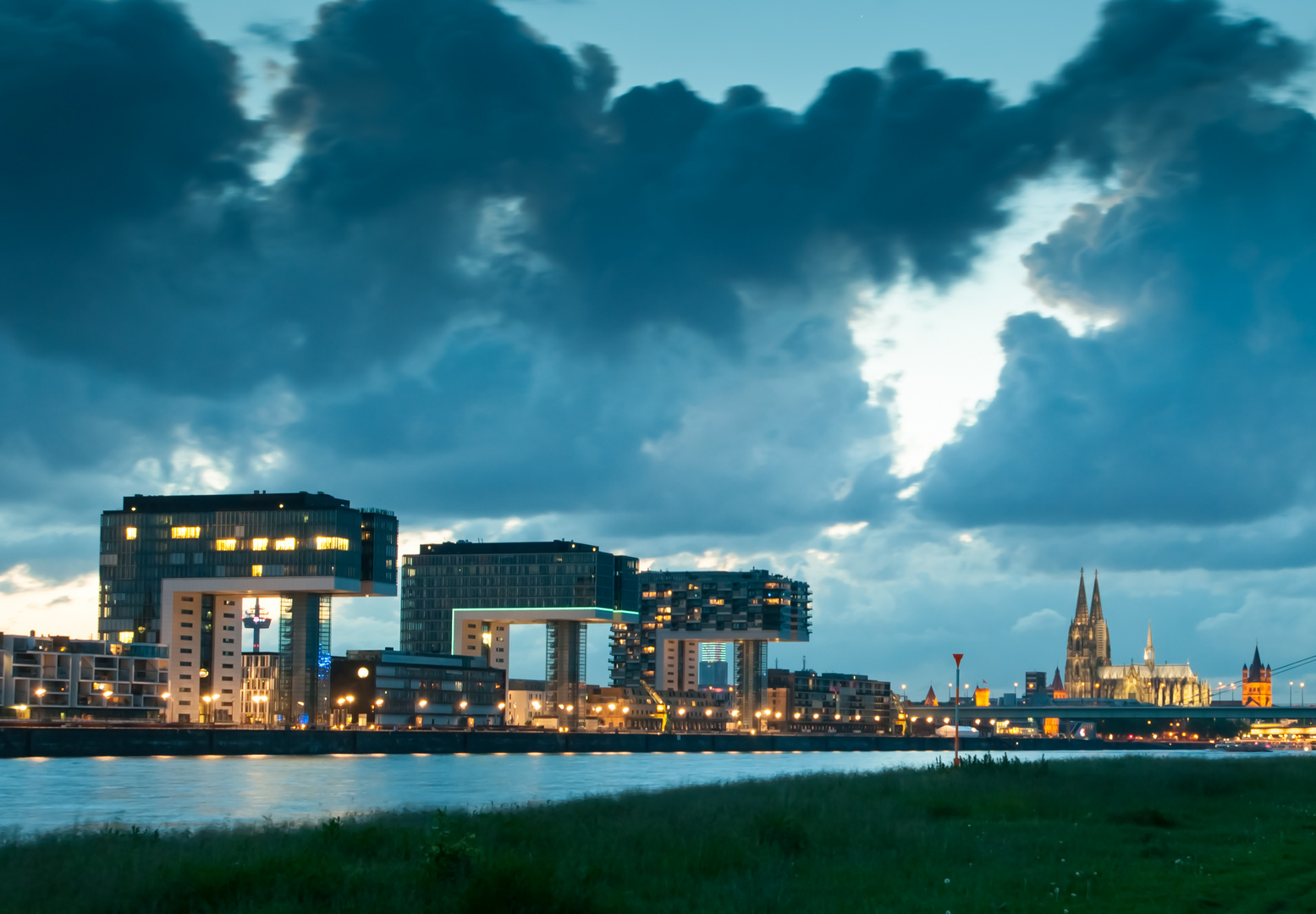 Rheinauhafen mit Dom bei Nacht