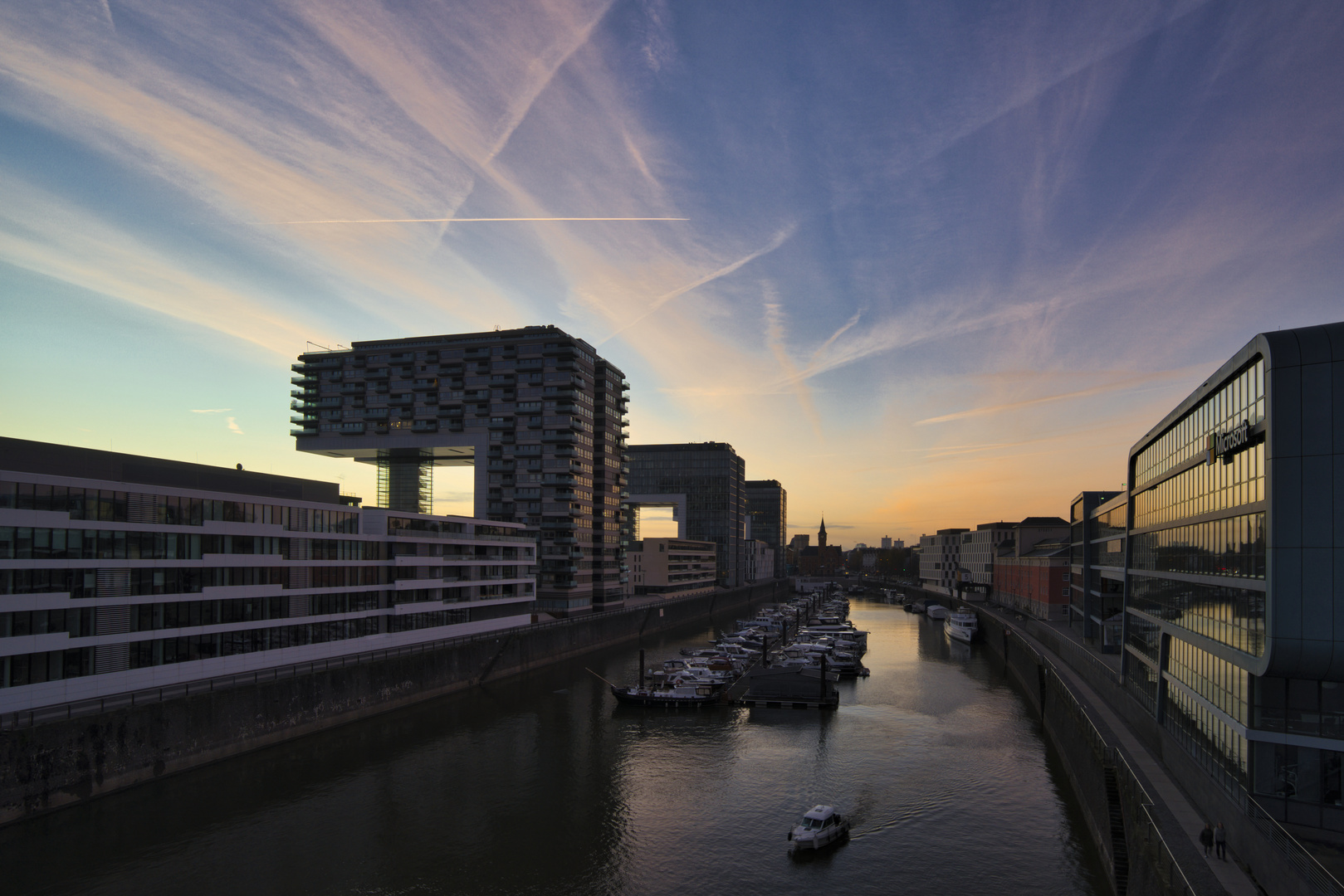 Rheinauhafen mit Kranhäuser zur blauen Stunde