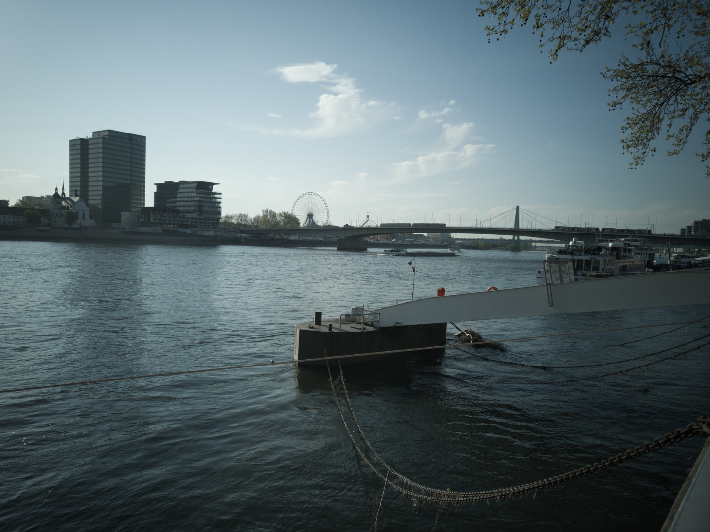 Rheinblick auf die Deutzer Kirmes