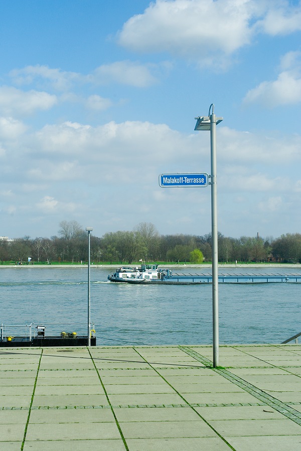 Rheinblick mit Motorschiff