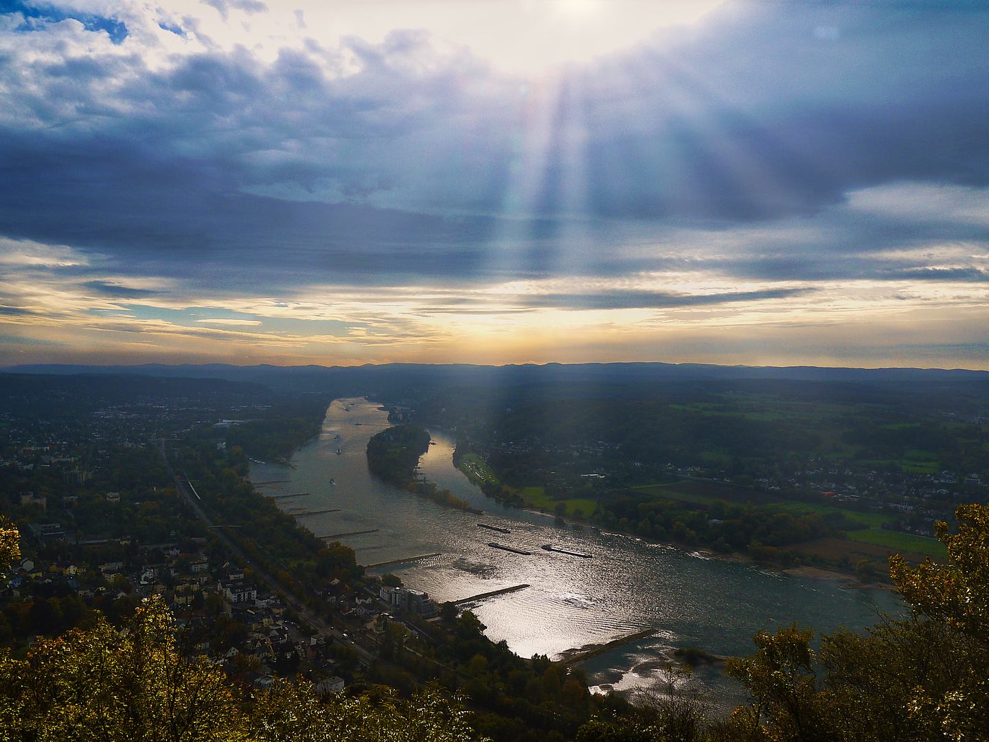 Rheinblick von der Wolkenburg im Siebengebirge