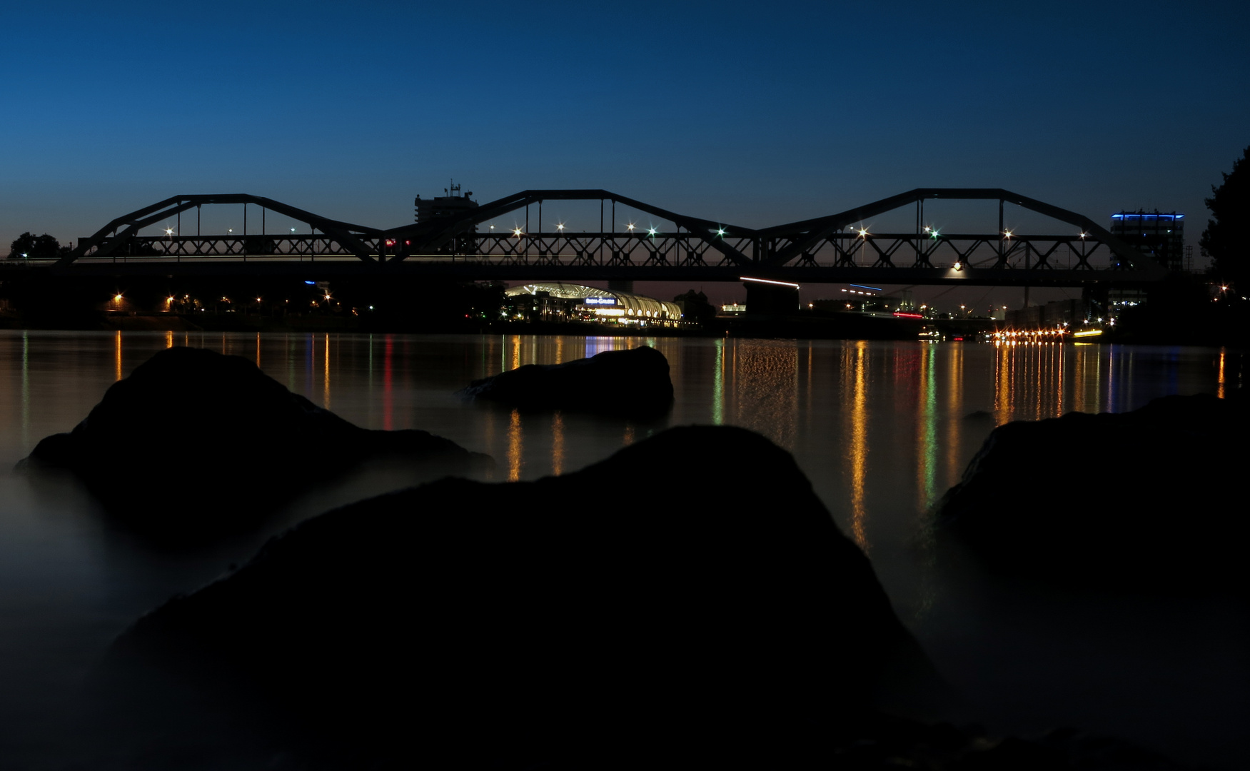 Rheinbrücke am Abend