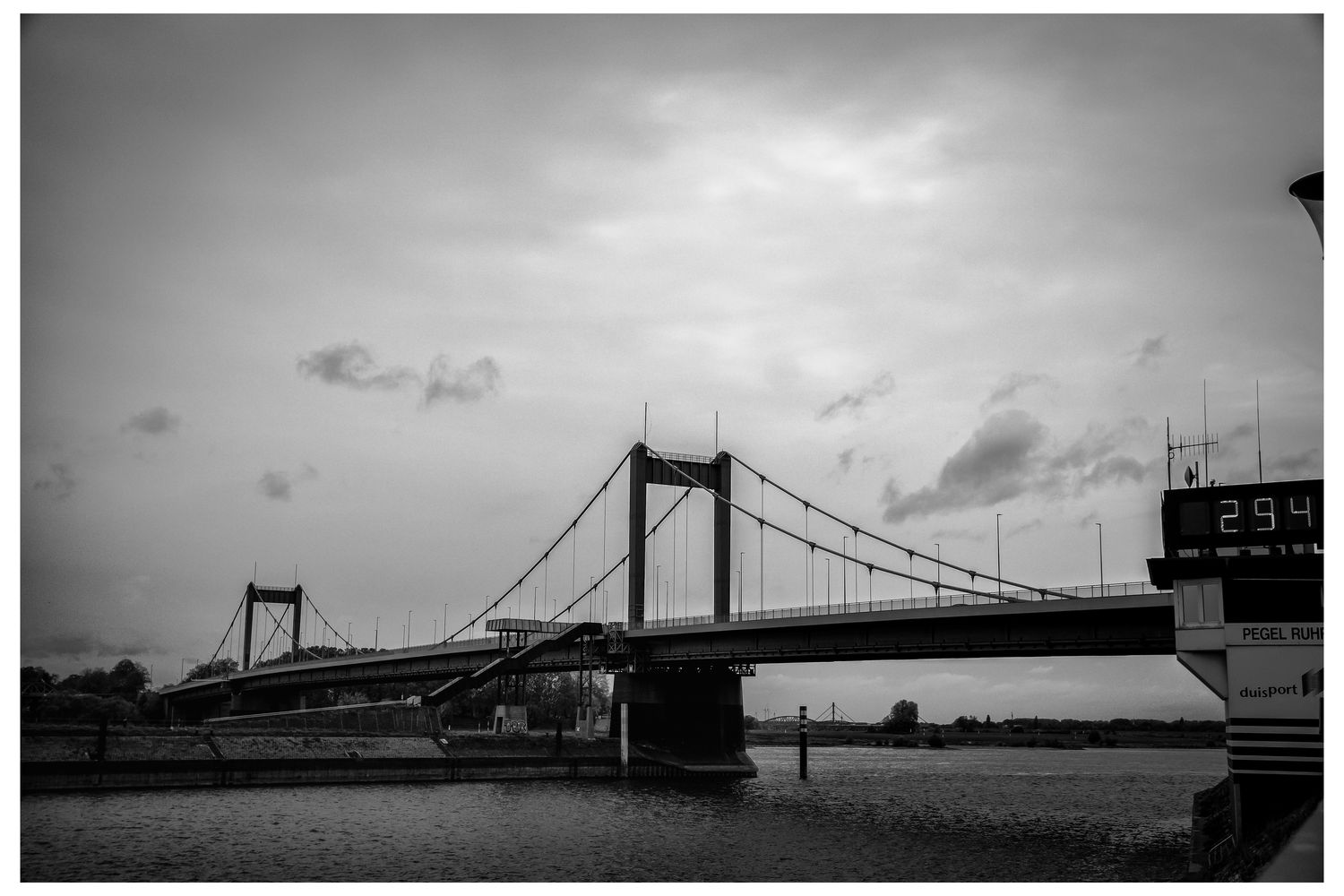 Rheinbrücke am Duisburger Rheinhafen