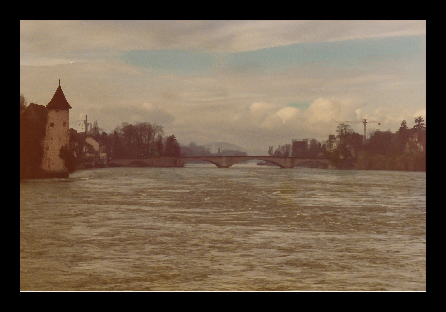 Rheinbrücke bei Rheinfelden. Links der Messerturm (Rheinfelden/Schweiz). Scan ab Foto um 1980.