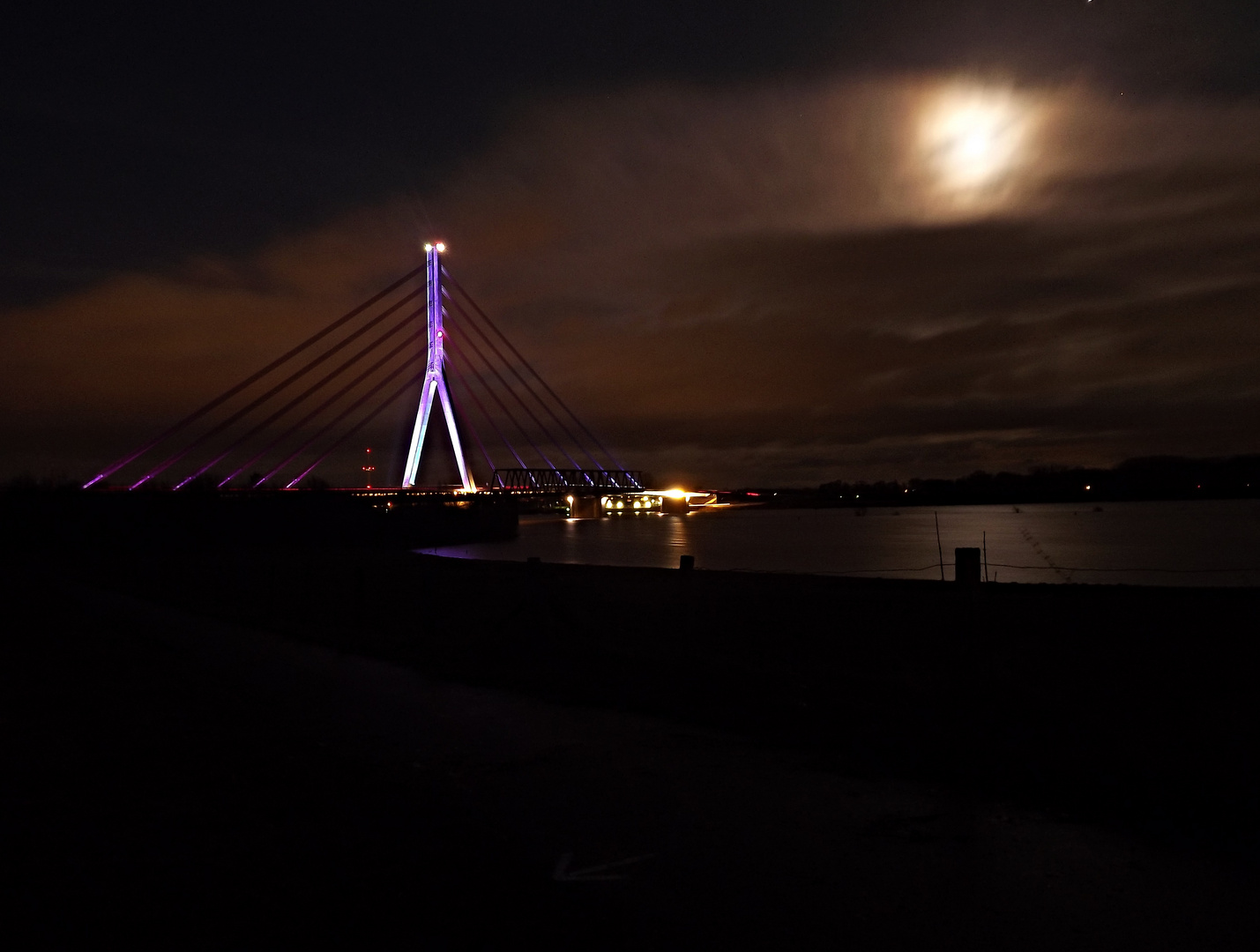 Rheinbrücke bei Vollmond