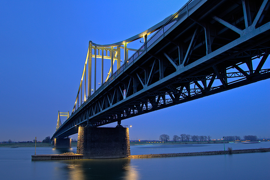 Rheinbrücke - blaue Stunde