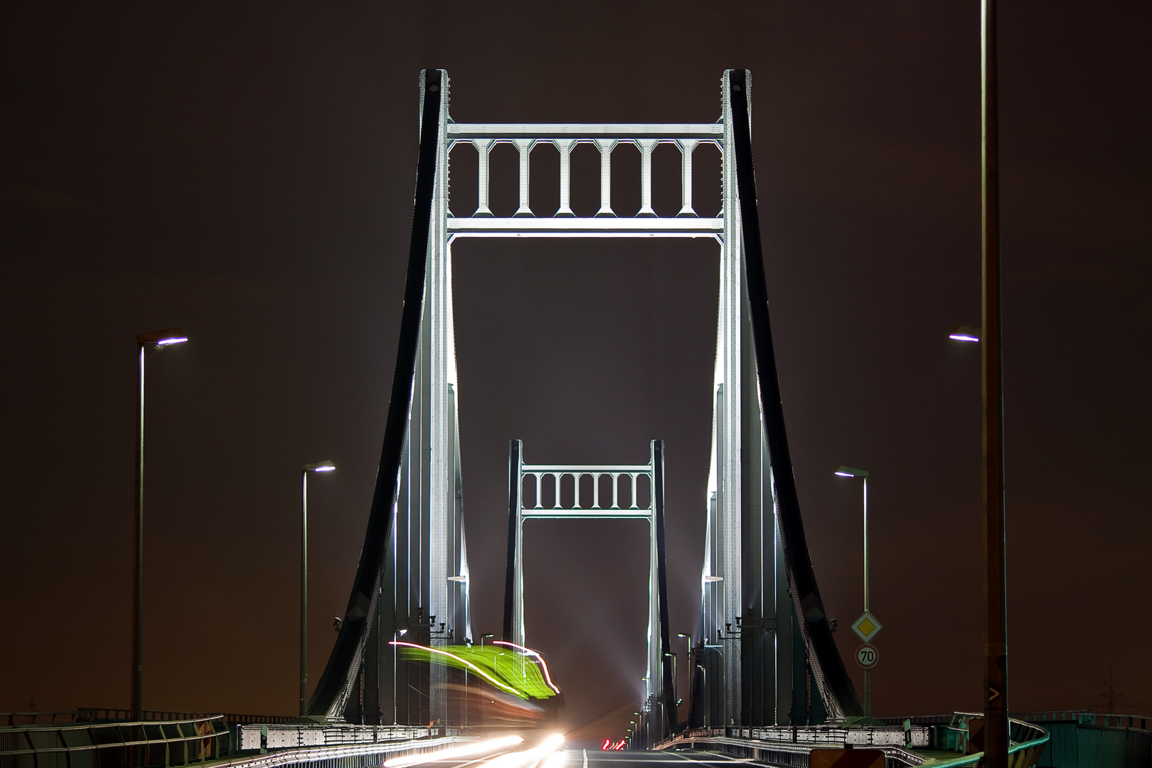 Rheinbrücke Duisburg Mündelheim-Krefeld Uerdingen bei Nacht