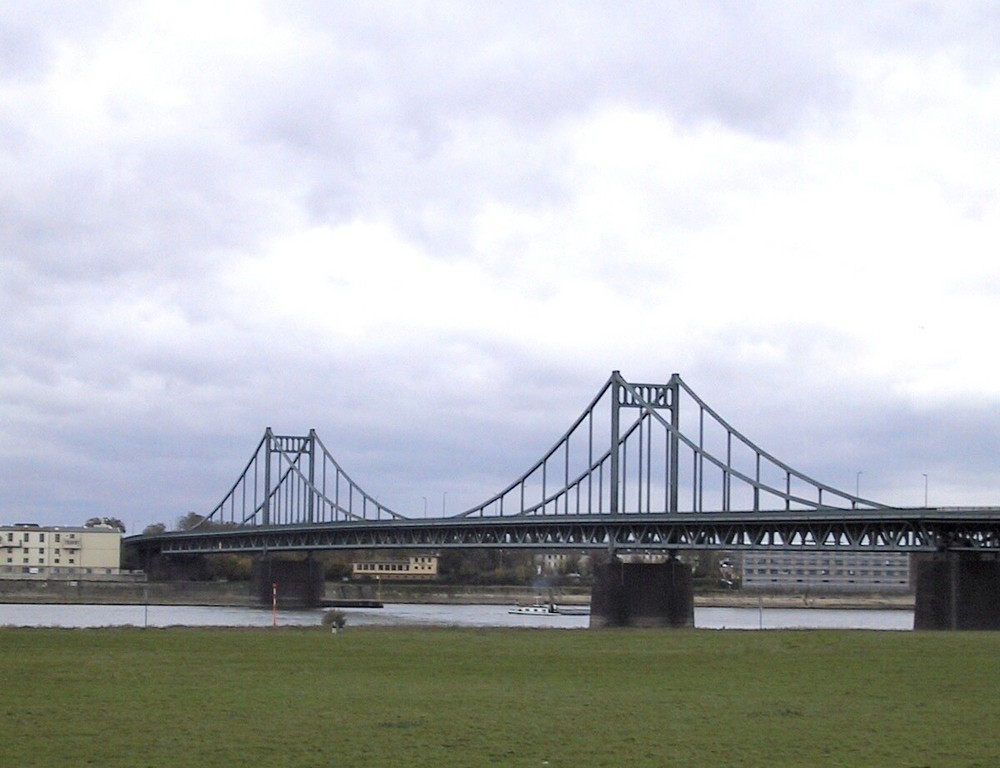 Rheinbrücke Duisburg Mündelheim nach Krefeld