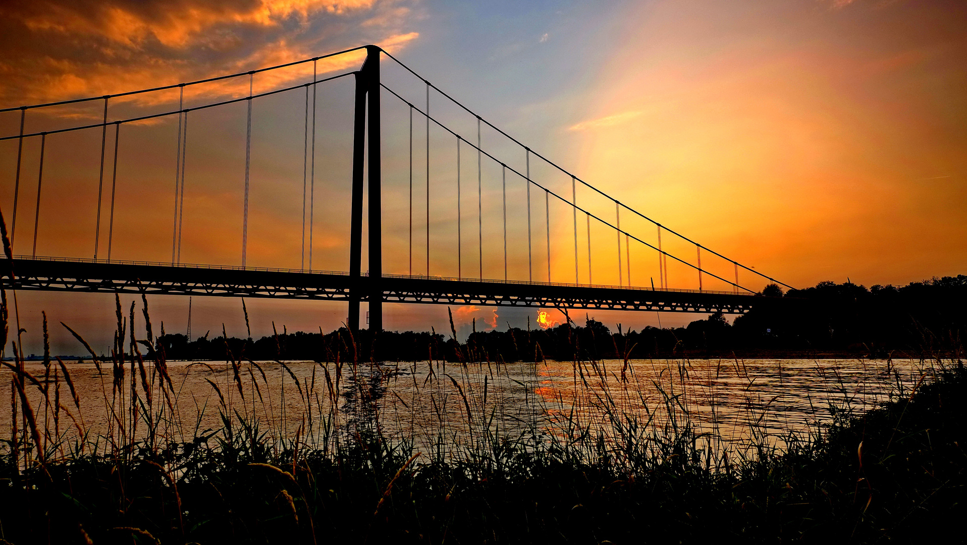 Rheinbrücke Emmerich im Sonnenuntergang - Romantik pur