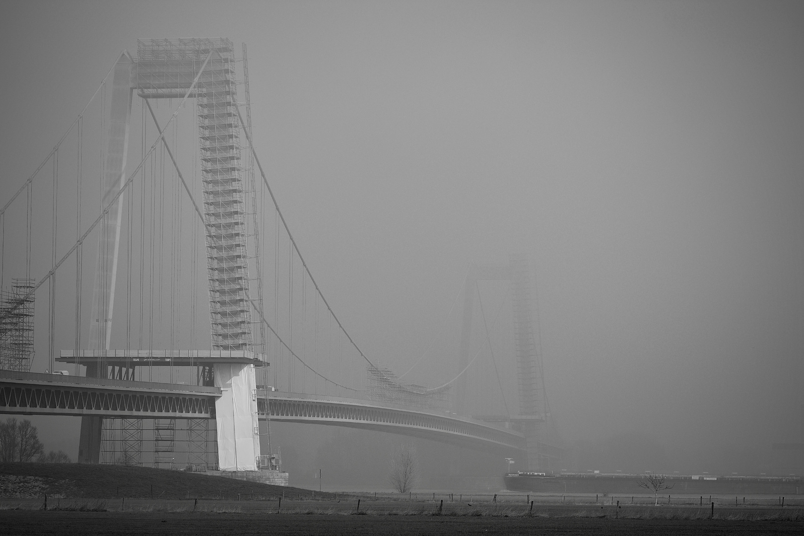 Rheinbrücke Emmerich Nebel