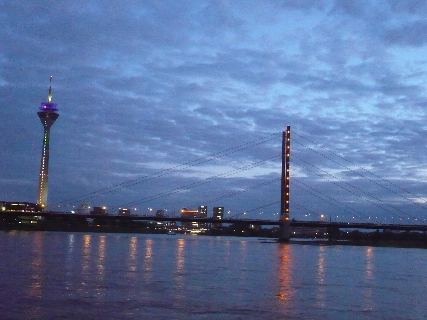 Rheinbrücke im Dunkeln