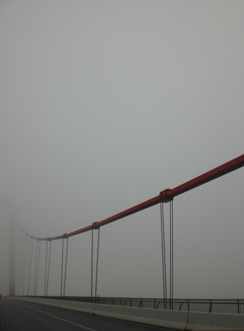 Rheinbrücke im Nebel