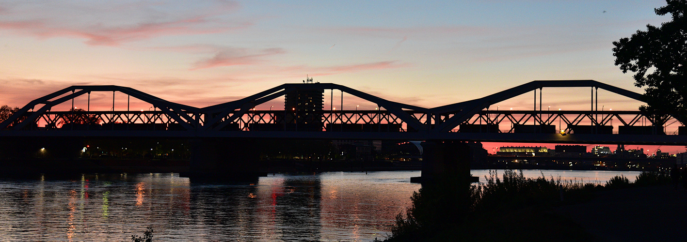 Rheinbrücke im Sonnenuntergang