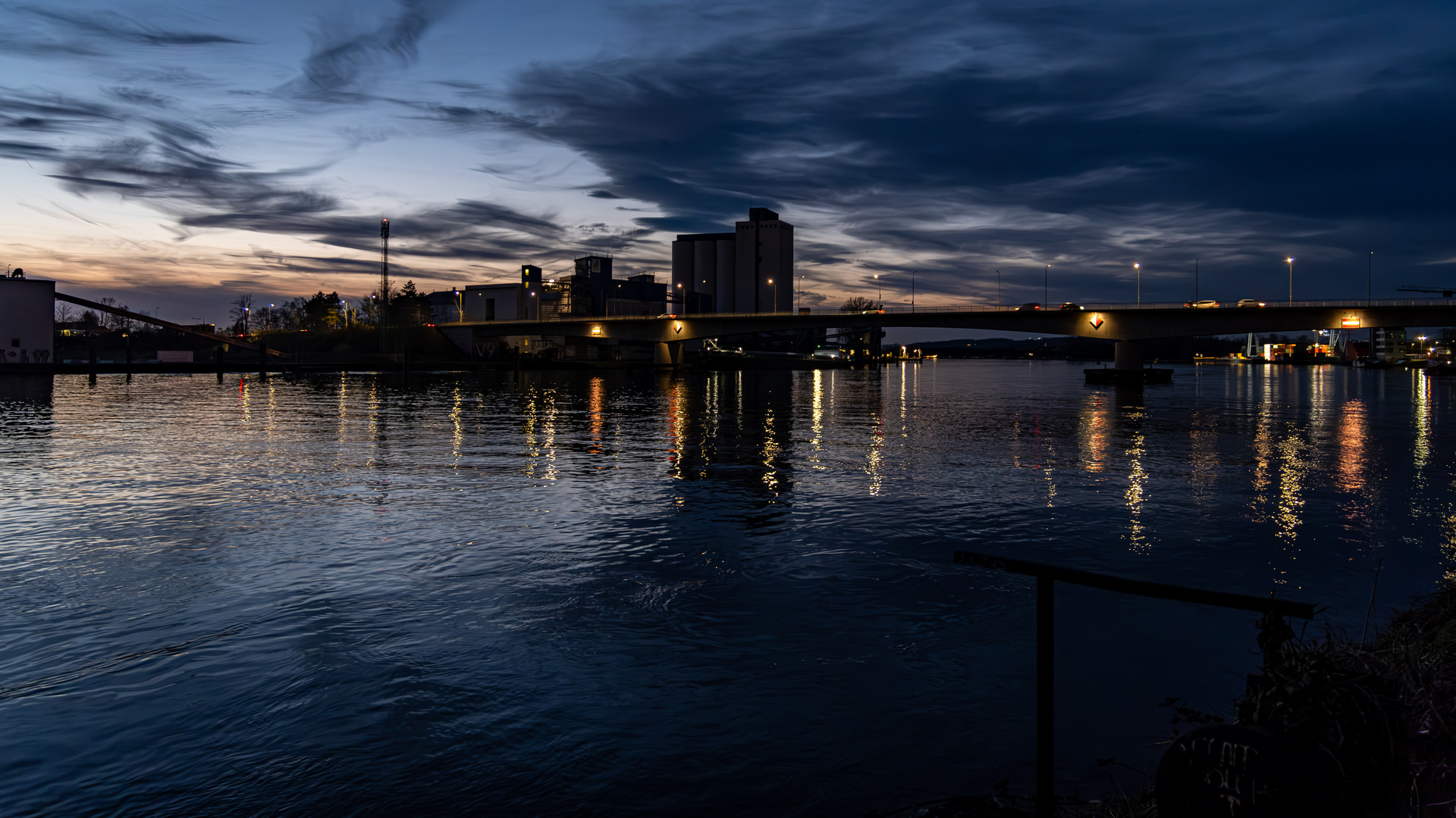 Rheinbrücke in der Dämmerung