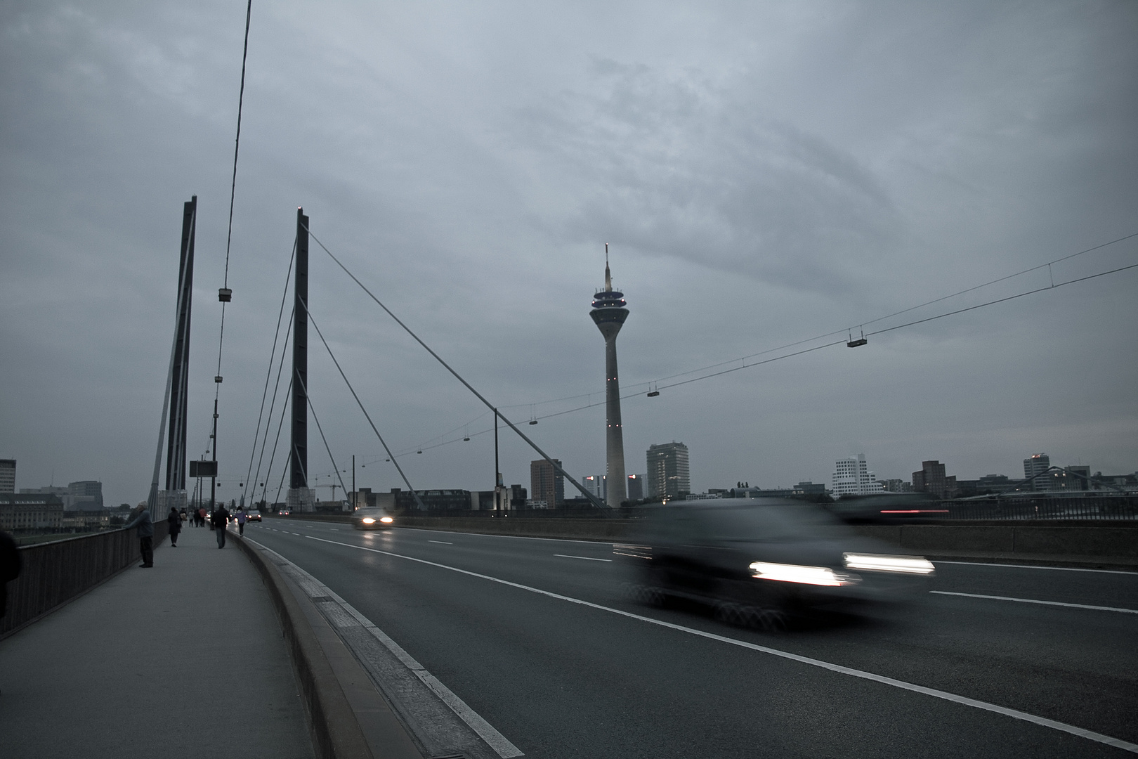 Rheinbrücke in der Dämmerung