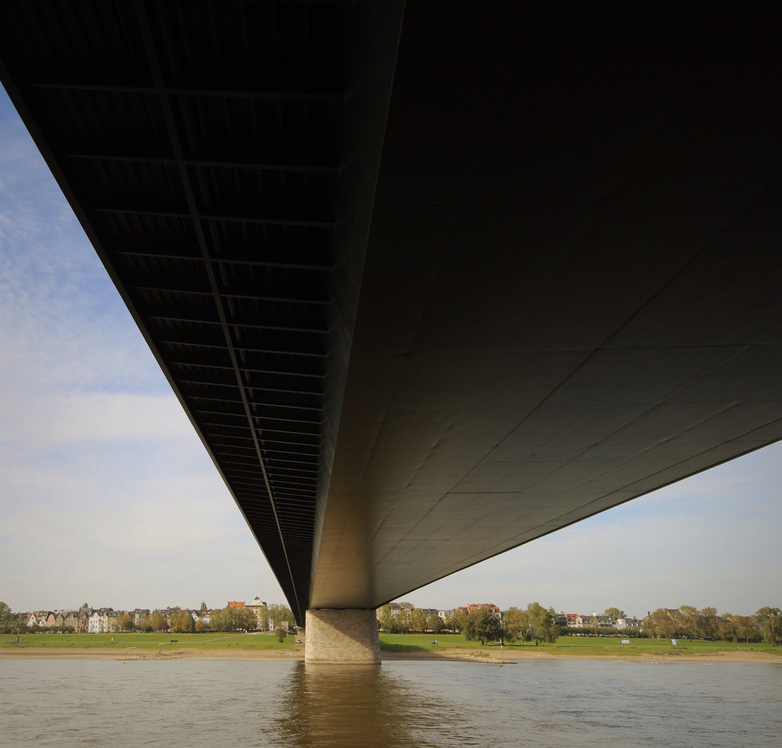 Rheinbrücke in Düsseldorf....