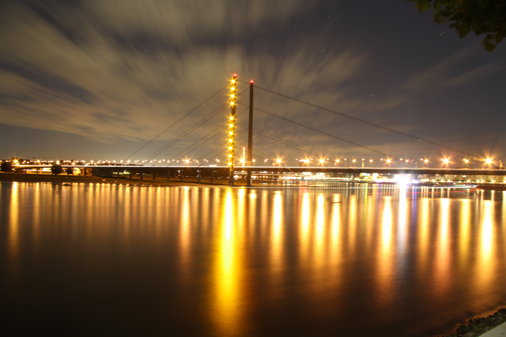 Rheinbrücke in Düsseldorf bei Nacht