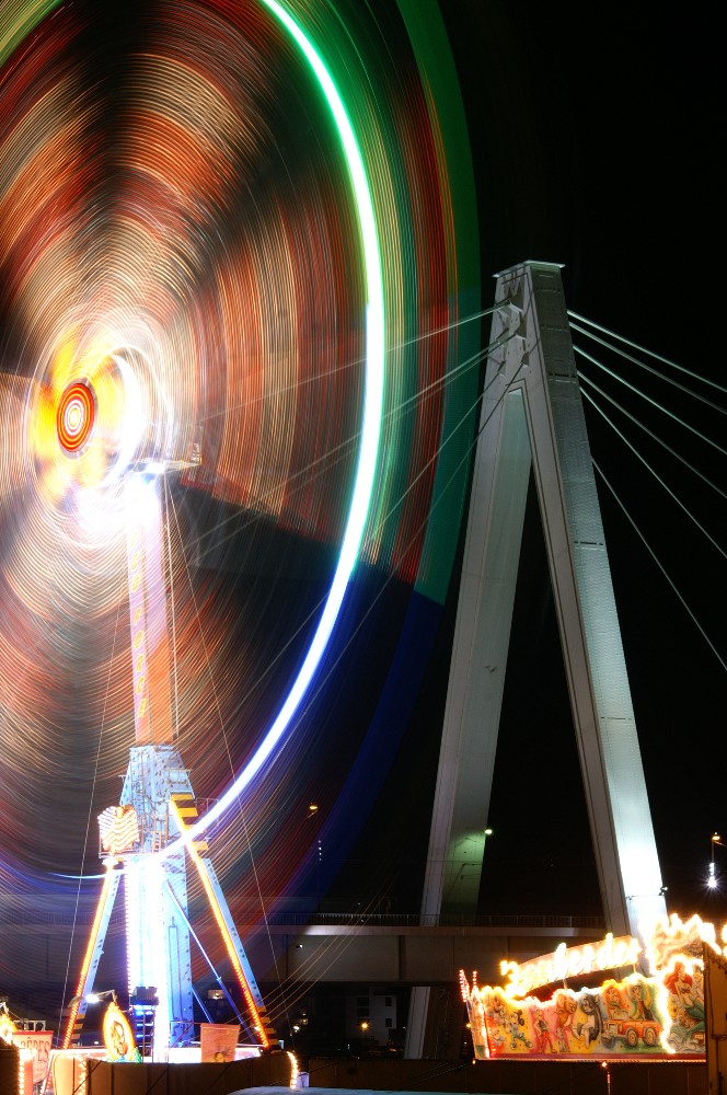 Rheinbrücke in Köln hinter Kirmes