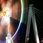 Rheinbrücke in Köln hinter Kirmes