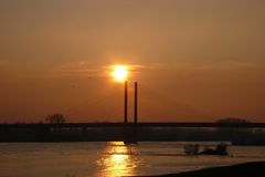 Rheinbrücke in Rees bei Sonnenuntergang