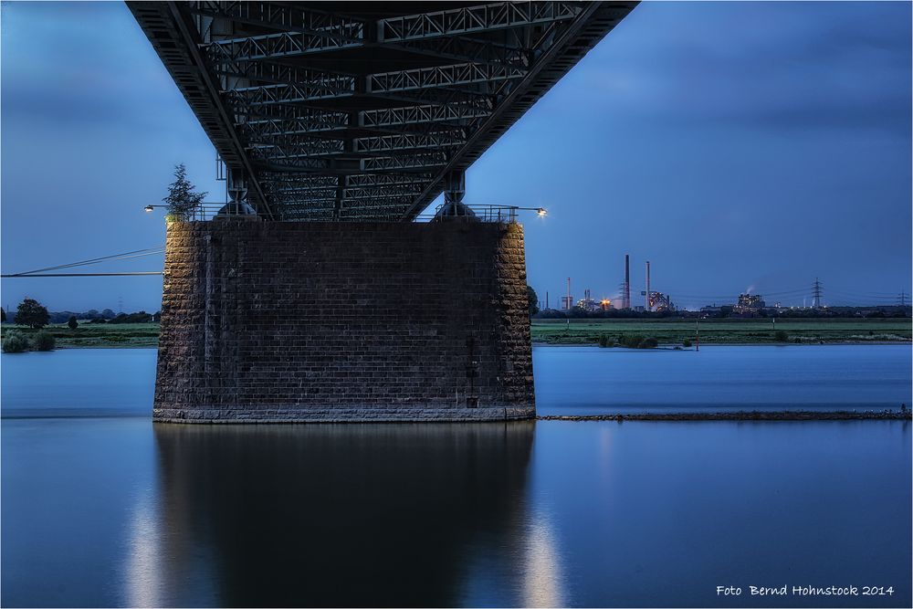 Rheinbrücke in Uerdingen ...