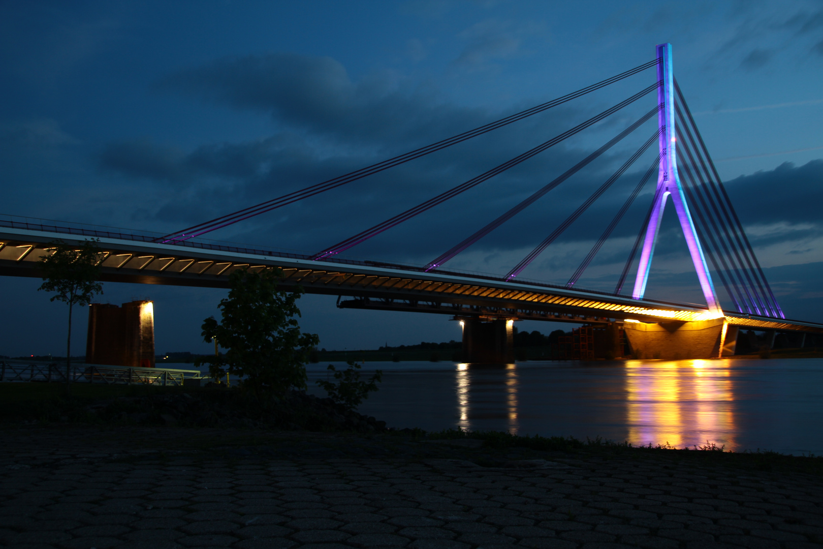 Rheinbrücke in Wesel bei Nacht