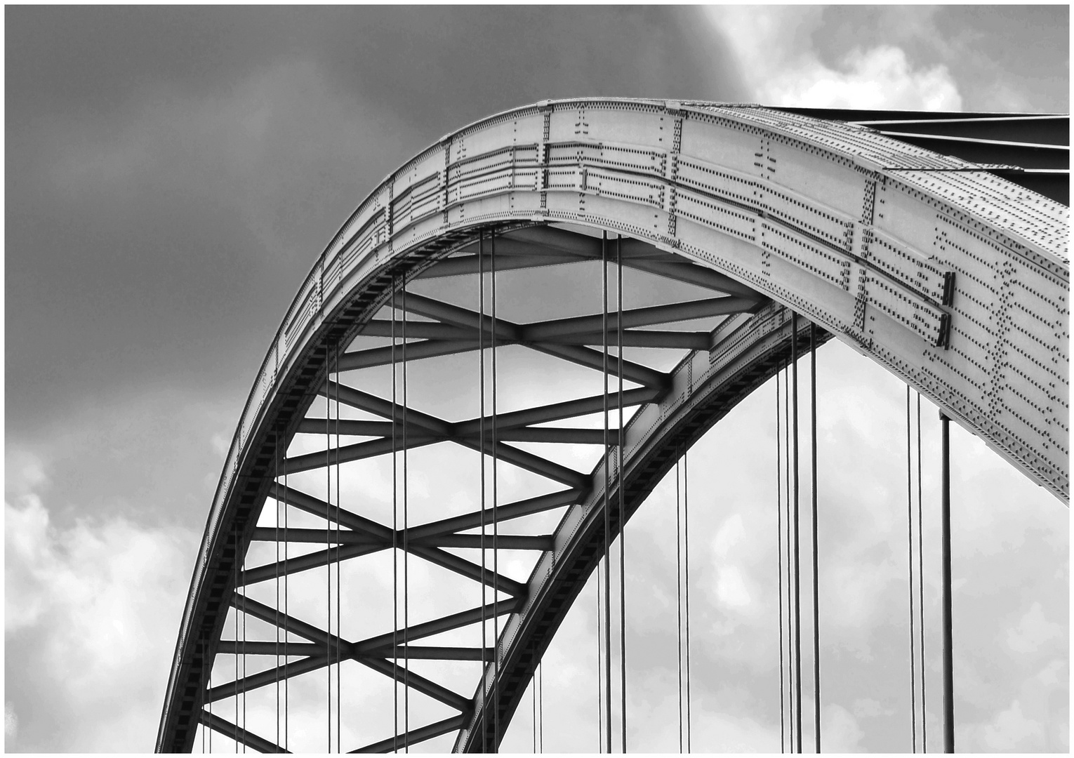 Rheinbrücke in zwischen Duisburg Rheinhausen und Hochfeld