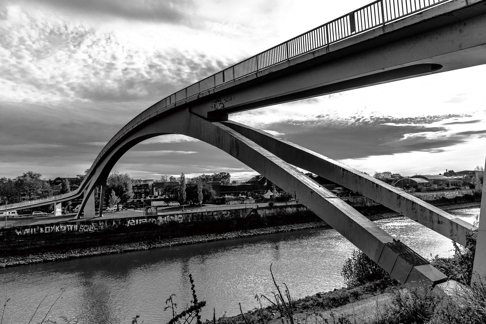 Rheinbrücke Katzenbuckel