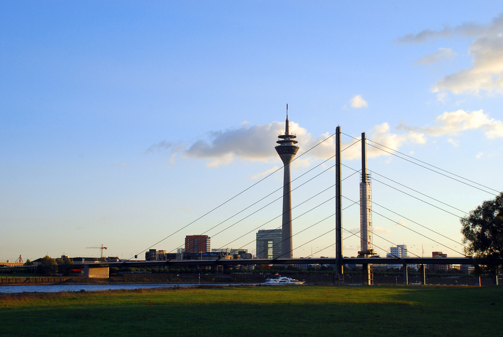 Rheinbrücke mit Funkturm
