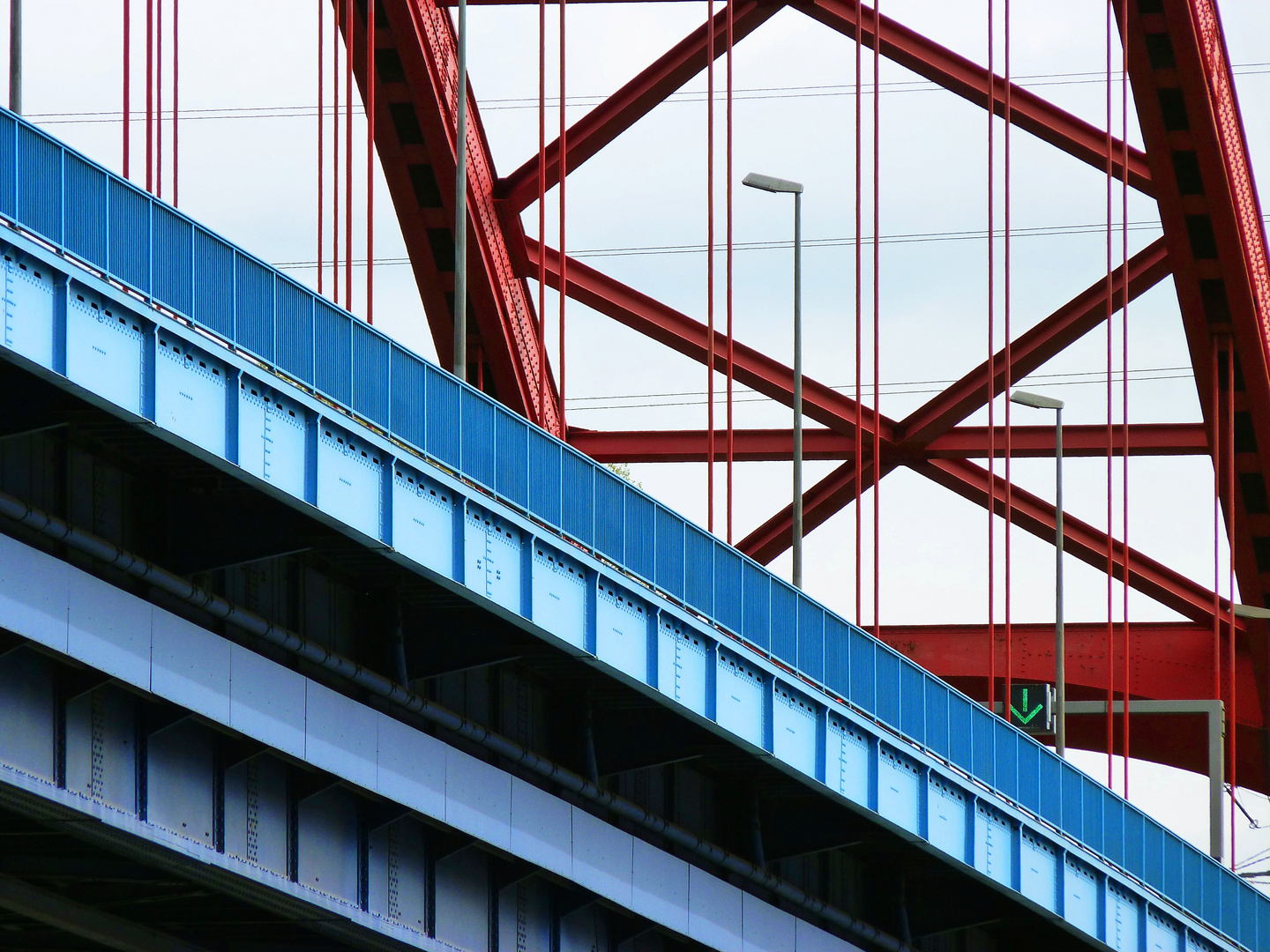 Rheinbrücke rot-blau