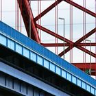 Rheinbrücke rot-blau