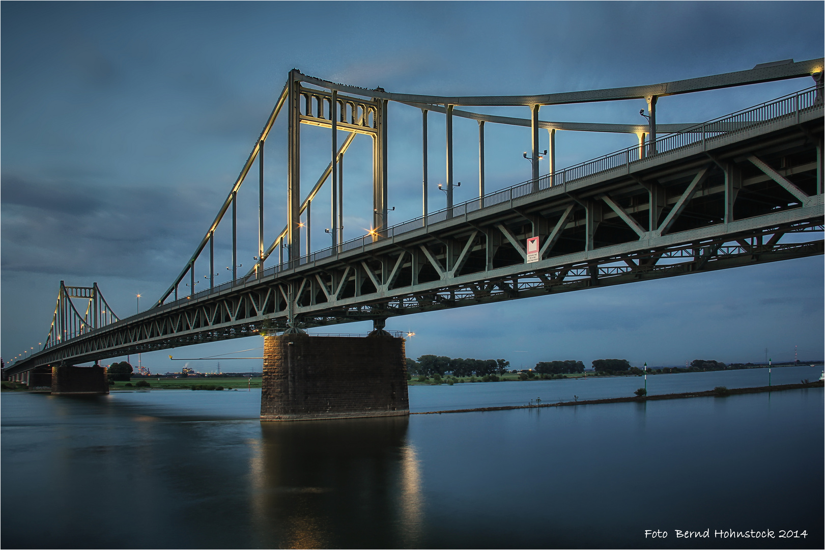 Rheinbrücke .... Verbindung zwischen Krefeld und Duisburg ..