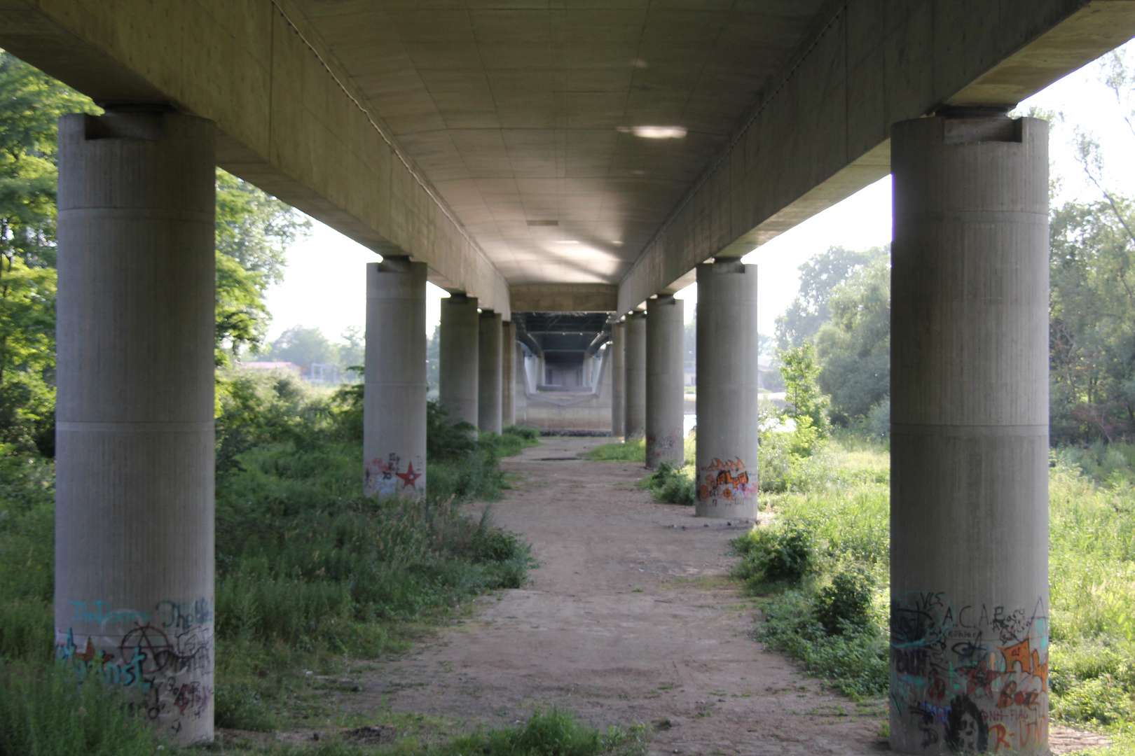 Rheinbrücke von unten