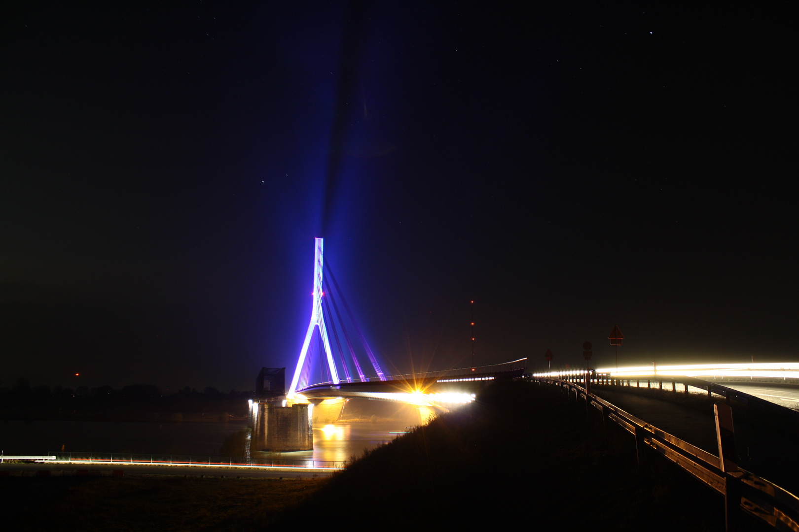 Rheinbrücke Wesel - 2 Generation bei Nacht -