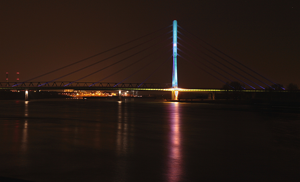 Rheinbrücke Wesel in Blau