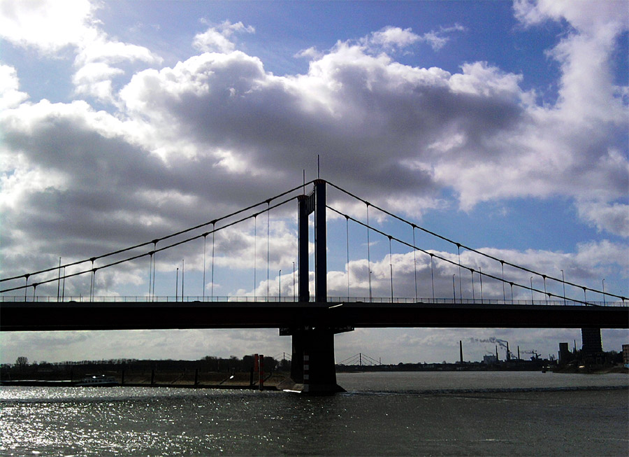 Rheinbrücke zwischen Homberg und Ruhrort