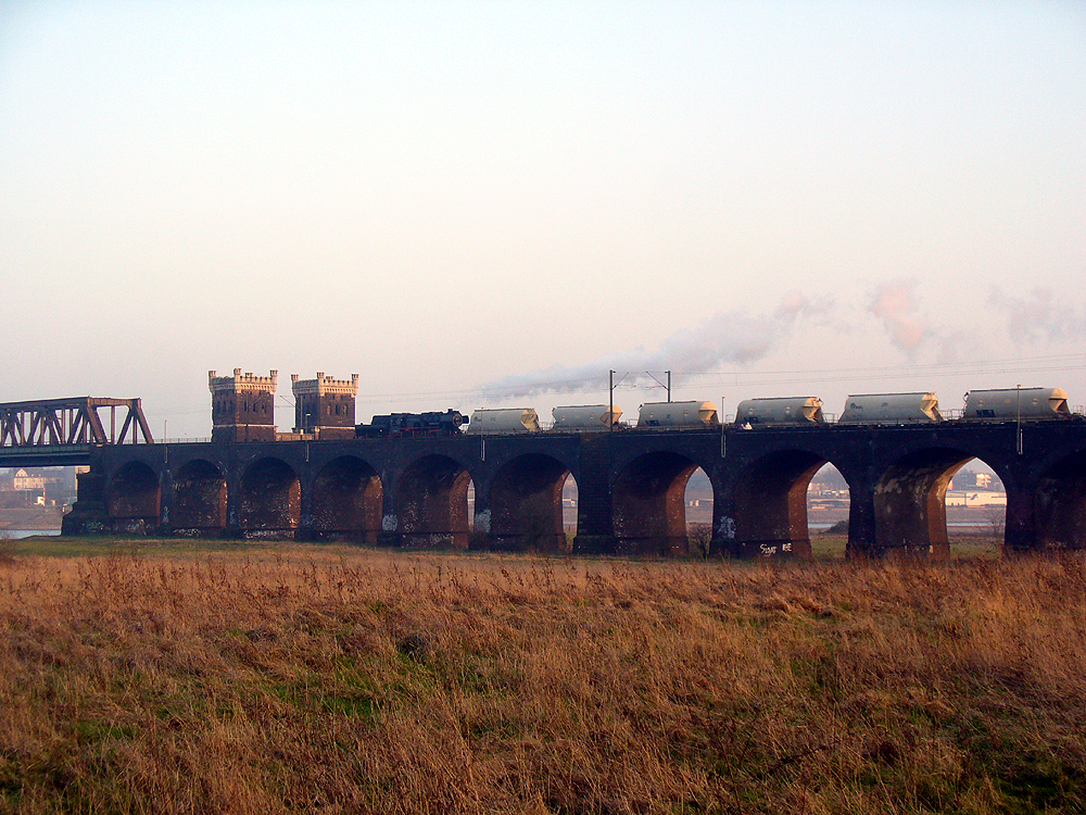 Rheinbrücke zwischen Rheinhausen und Hochfeld