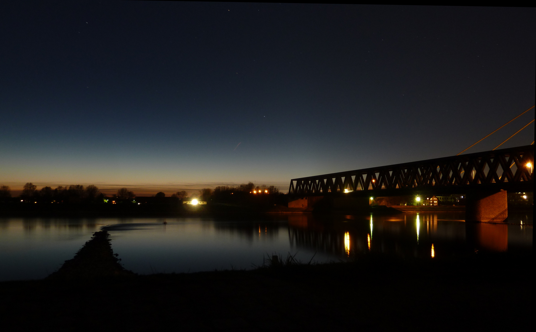 rheinbücke und rheinufer abend