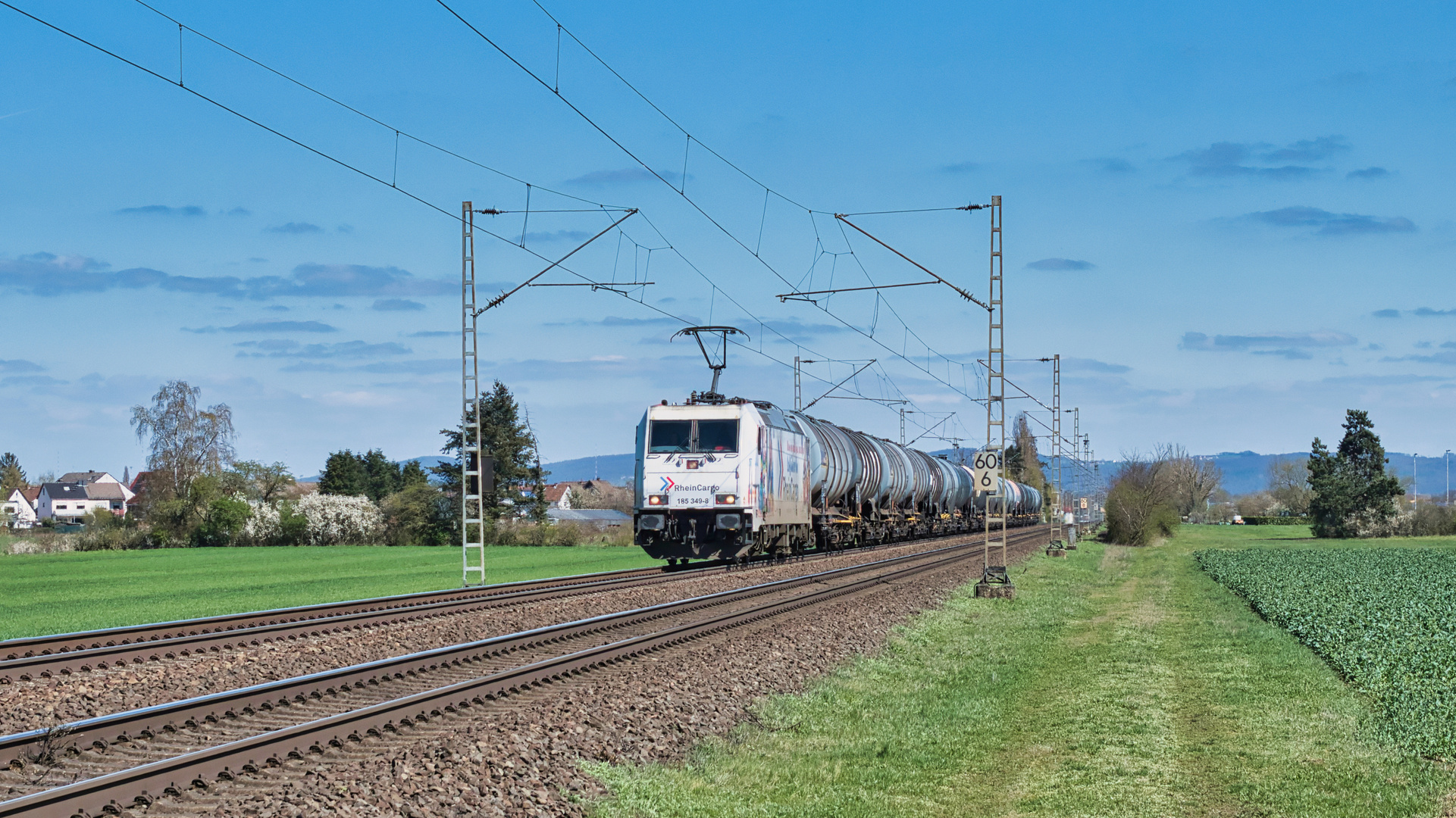 RheinCargo-Traxx mit Kesselzug