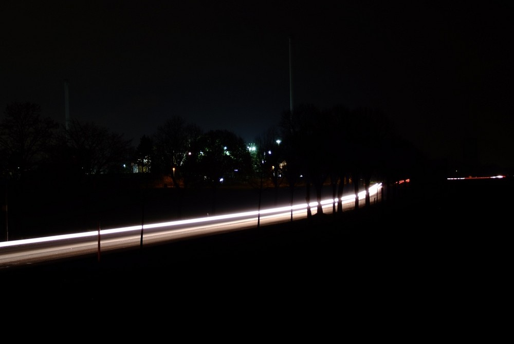 Rheindeichstraße bei Nacht