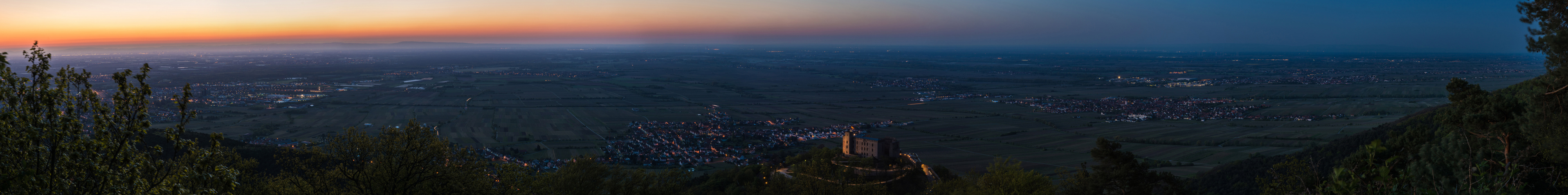 Rheinebene und Hambacher Schloss kurz vor Sonnenaufgang